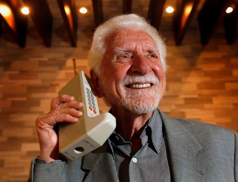 Martin Cooper, líder del equipo creador del primer el celular, sostiene un DynaTac