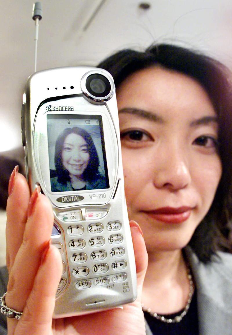 Kyocera lanzó en Japón el primer teléfono móvil con cámara