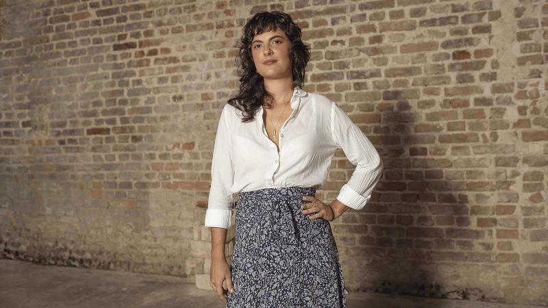 Ilse Antón, cofundadora de Dador, vestida con diseños de la marca