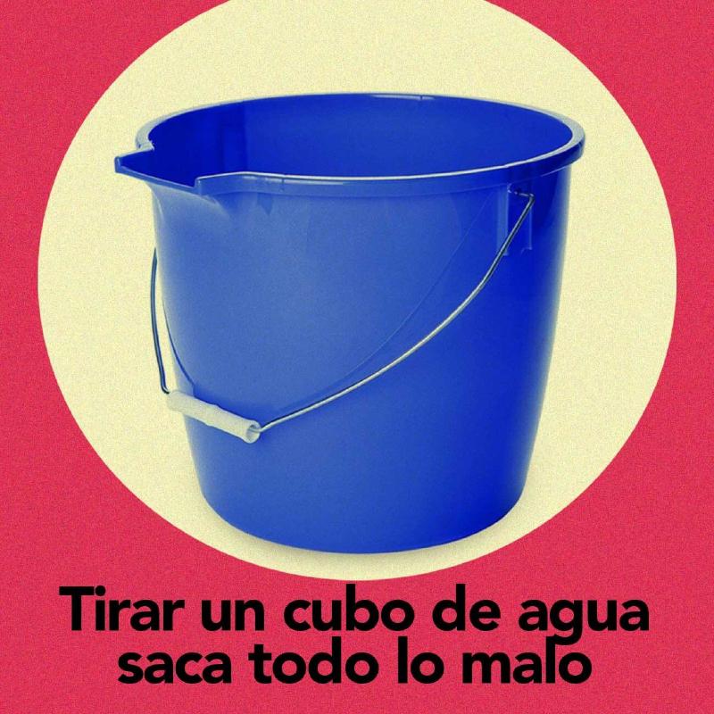 tradiciones cubanas de fin de año: cubo de agua