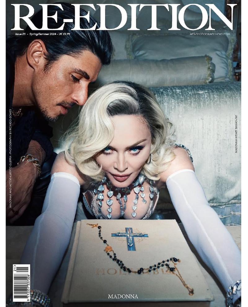 Alberto Guerra junto a Madonna