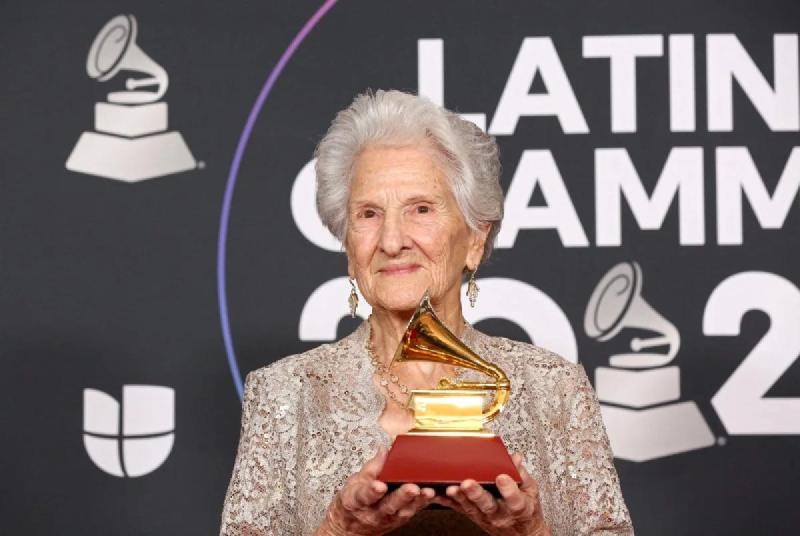 Ángela Álvarez recibe su Latin Grammy