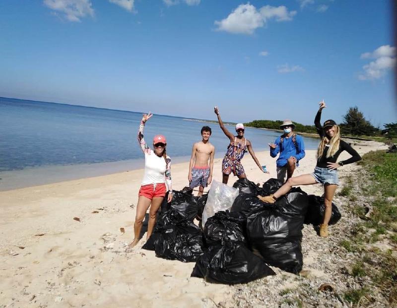 Siempre que puede, Lorena organiza limpiezas de las playas