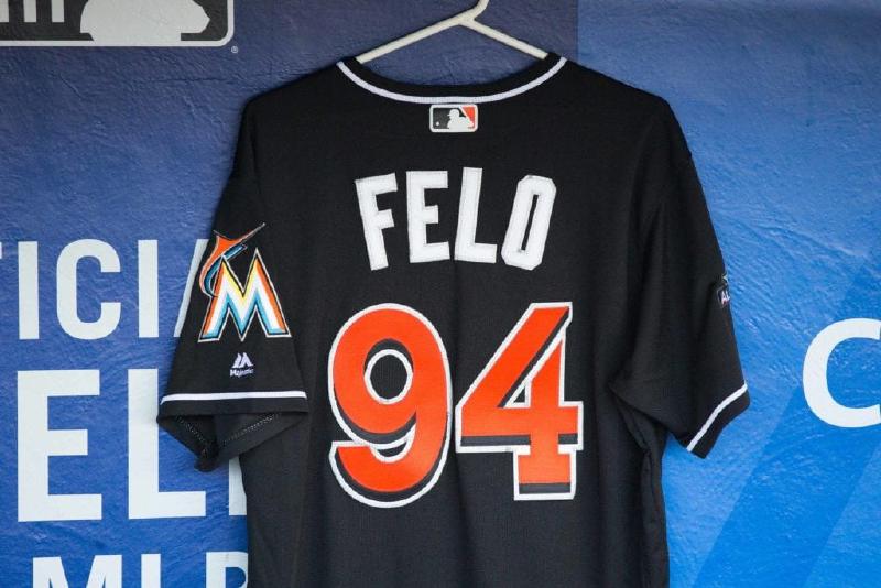 Camiseta de los Miami Marlins en honor a Felo Ramírez