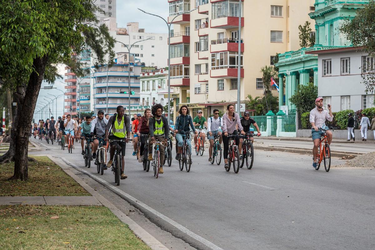 La primera convocatoria para Bicicletear La Habana la hizo Yasser González (al centro, con chaleco) hace 5 años