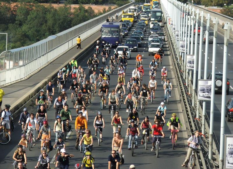 La Masa Crítica es un fenómeno global. Imagen tomada en Praga en 2007