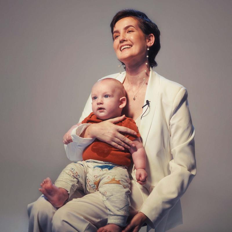 A su trabajo con modelos y artistas ha añadido las historias de otras madres