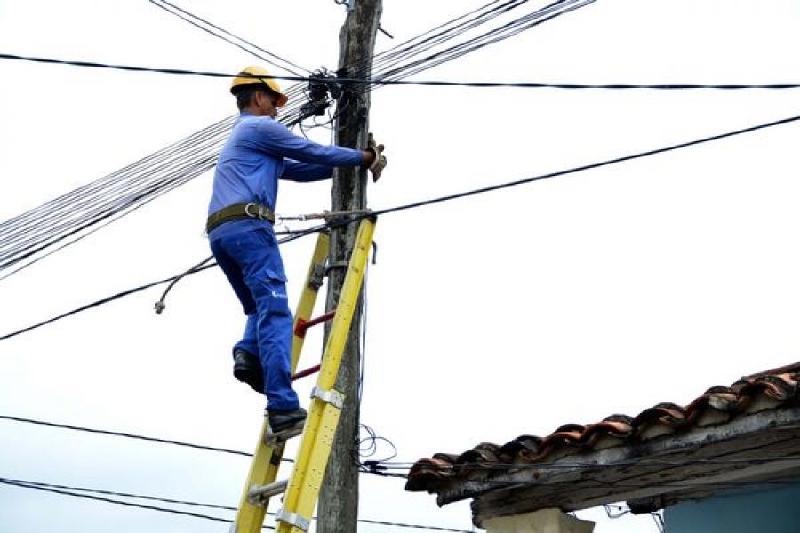 Operario de ETECSA trabaja en las líneas