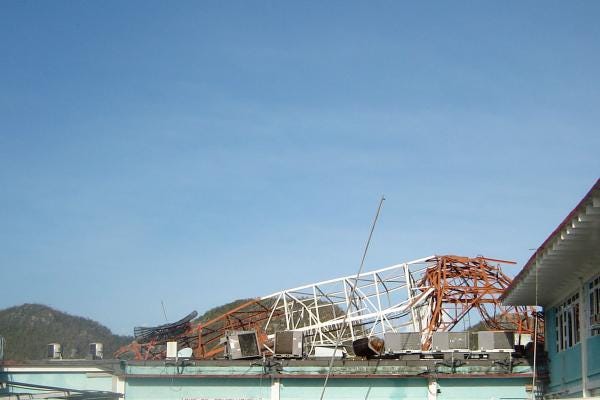 Así quedó, en 2008, la torre de ETECSA en Nueva Gerona tras el huracán Gustav