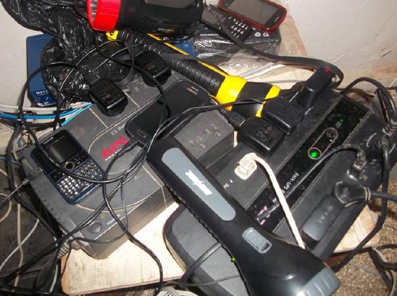 Como un favor o como un “servicio”, proliferó la recarga de la batería de los móviles en lugares con planta generadora de corriente