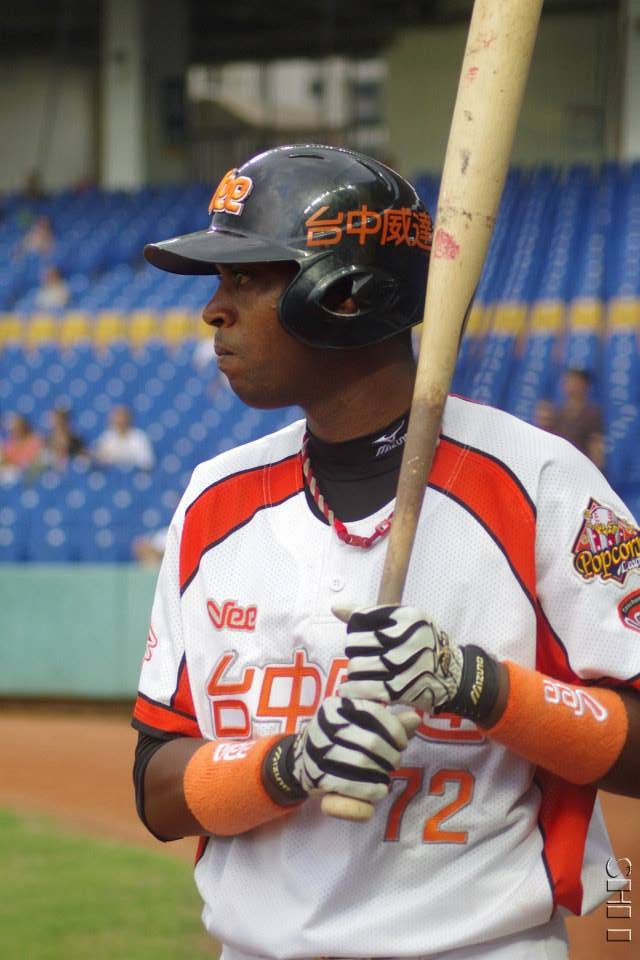 En el 2011 firmó con Yankees de Nueva York y en el 2012 fue liberado