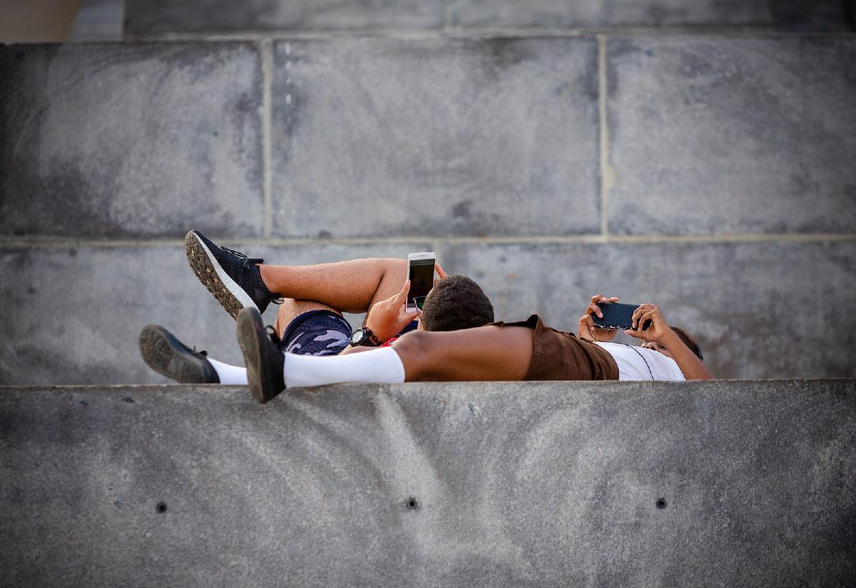 Tener el móvil conectado todo el tiempo cambia la relación de los cubanos con las redes sociales