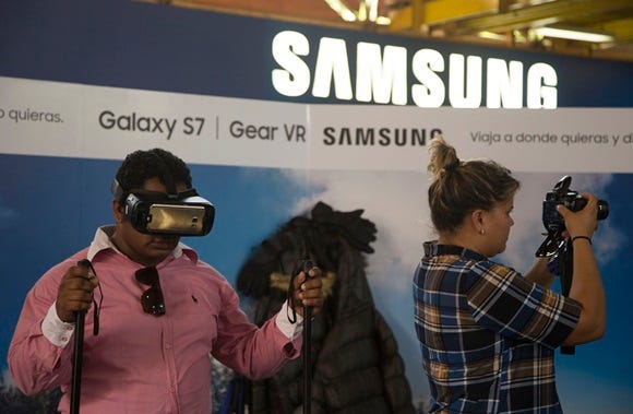 “Esquiando” con Samsung en ExpoCuba (Foto: Internet)