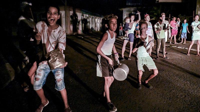 Niños participan en un cacerolazo durante un apagón