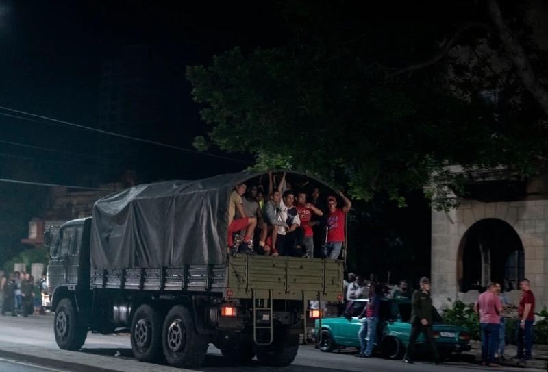 Camiones militares movilizados para reprimir las protestas pacíficas