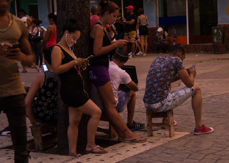 Puntos WiFi en Cuba: un desfile de smartphones, marcas y modelos