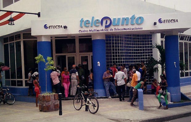 La cola en las Oficinas de ETECSA suele ser una sola para todos los servicios
