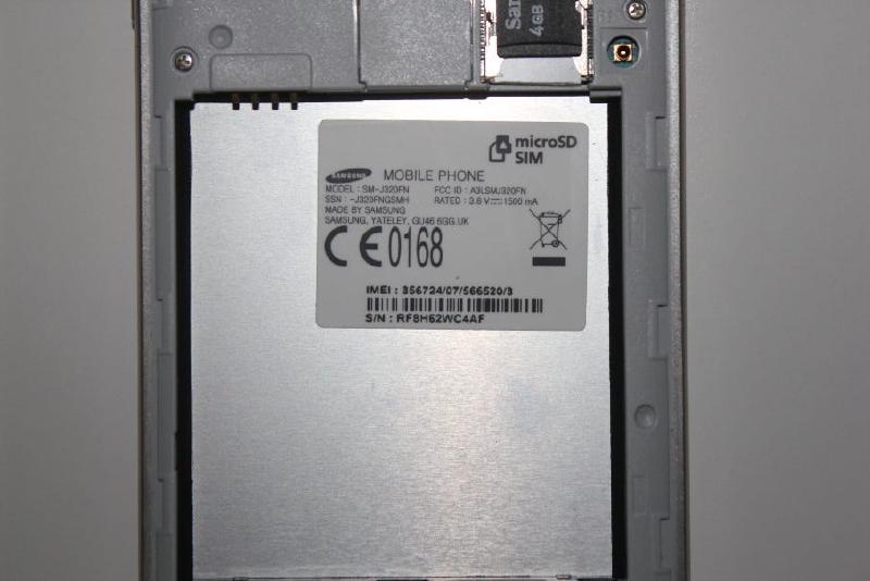 En los modelos donde la batería es retirable, el IMEI se puede leer debajo de esta, junto con otras informaciones