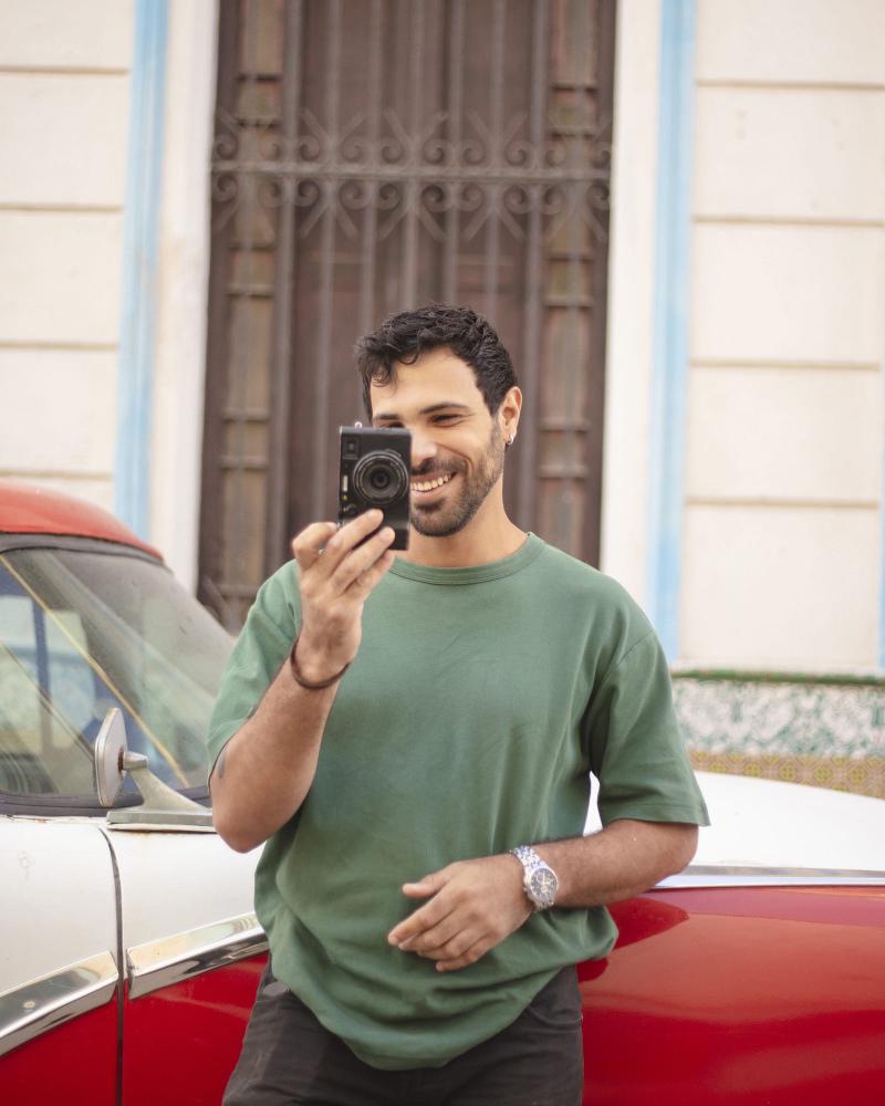La primera cámara que tuvo fue una Sony Coolpix de 1.3 megapíxeles